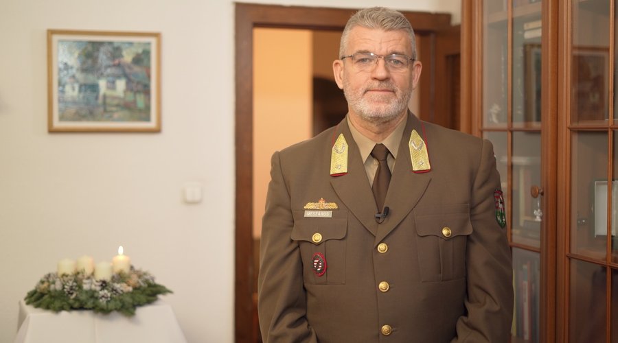 20251130_advent_Meszaros_Laszlo_borito