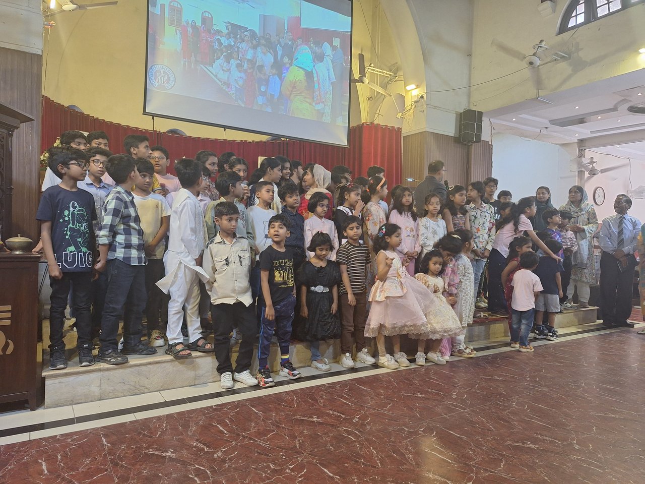 Pakisztáni gyülekezet. Mikola Borbála Pakisztánban 2026 - Forrás: Mikola Borbála