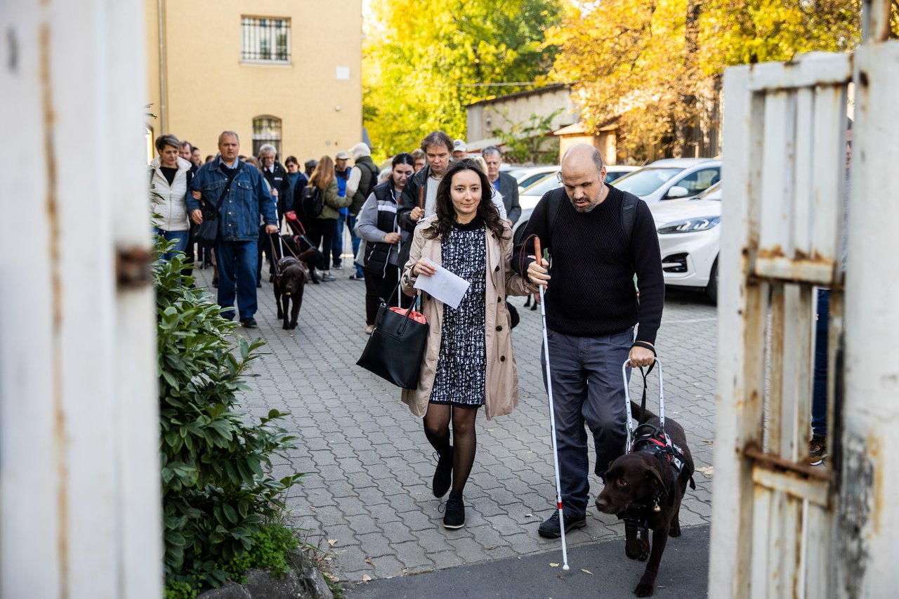 Nógrádiné Kovács Alexandra misszióvezető és Viktor. Fehér bot napja 2022 vakmisszió - Fotó: Hirling Bálint