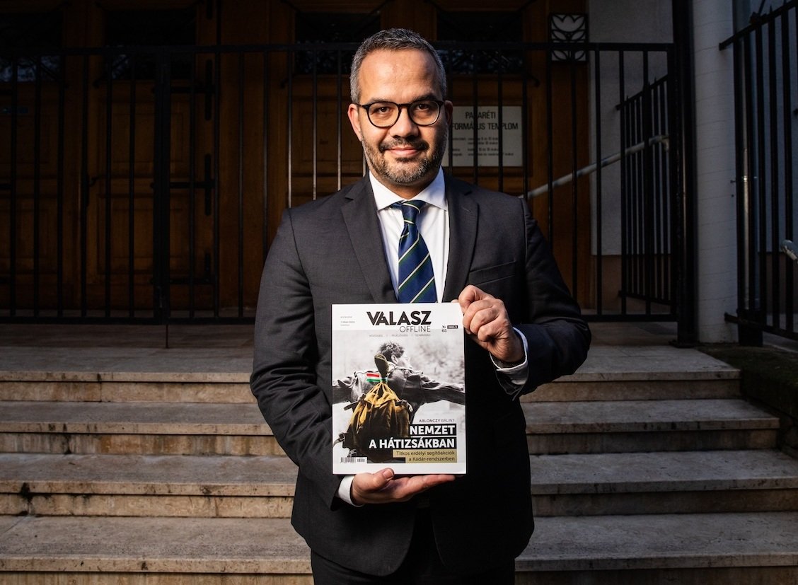Ablonczy Bálint a "Nemzet a hátizsákban" című kötetével 2025 - Forrás: Vörös Szabolcs/Válasz Online