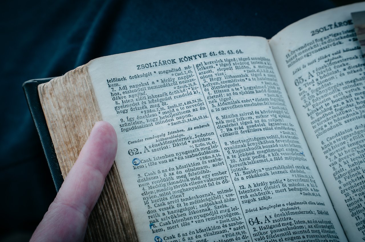 Abigél kezében édesapja bibliája