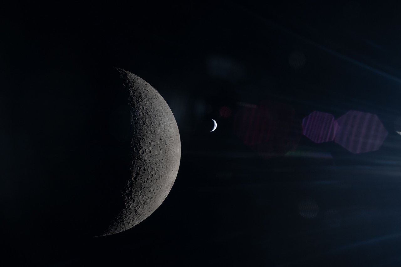 Artemis II, Hold és hátul a Földsarló (f.NASA)