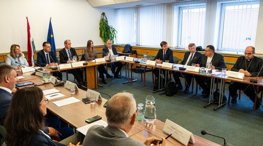 Az egyházak vezetői Hegedűs Zsolt egészségügyi miniszterrel egyeztetnek az életkezdeti kérdésekről, 2026. 09. 11. (református részről Fekete Károly püspök és Bálint Balázs orvos) - Fotó: Egészségügyi Minisztérium