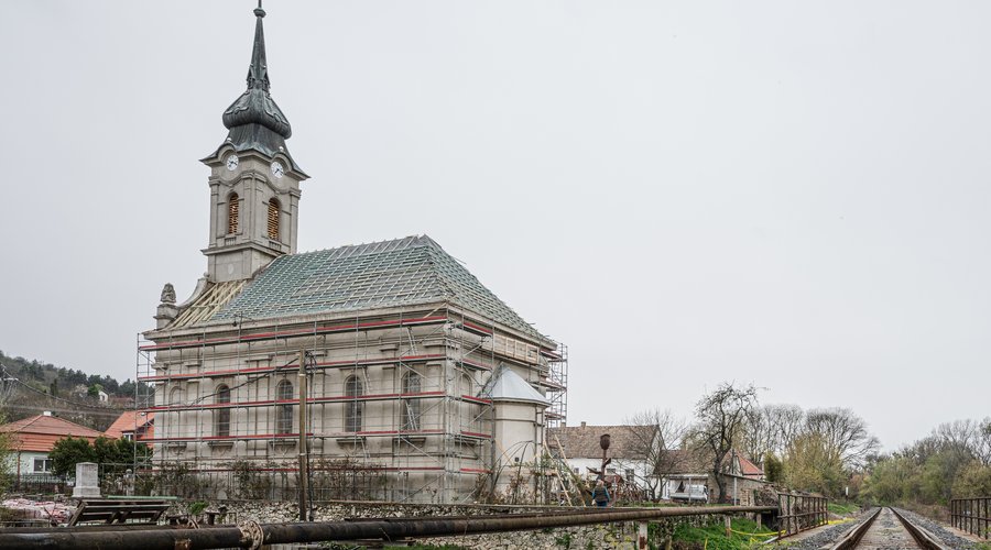 Dunaalmás, templomfelújítás 2026. április, borítókép (f.Magyaródi Milán)