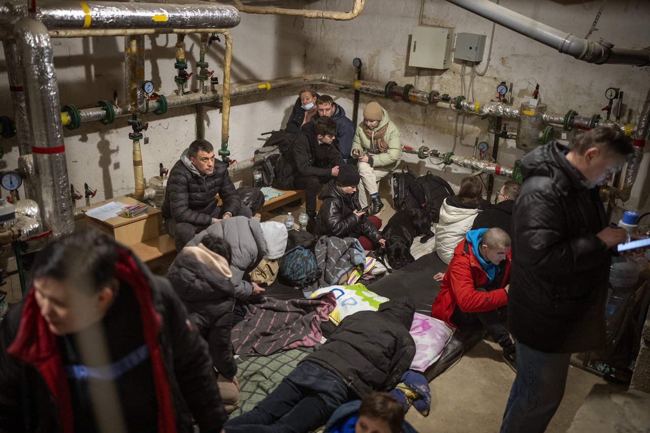 Február 25. Metróállomást óvóhelyként használó emberek Kijevben.jpg