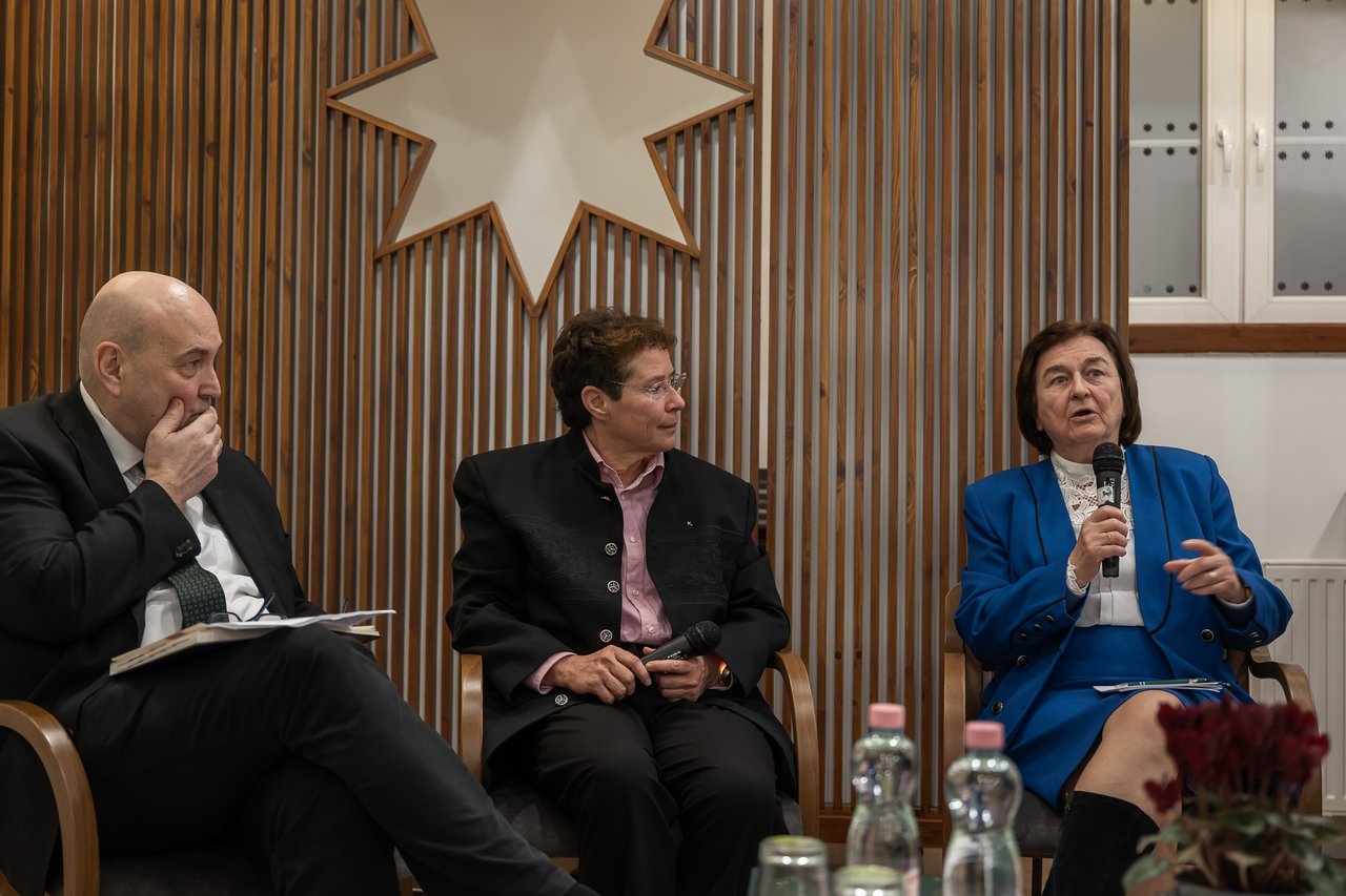 Gyökössy könyvbemutató 2026.02.17. Steinbach József, Nagy Alexandra és Karsay Eszter (f.Sebestyén László)