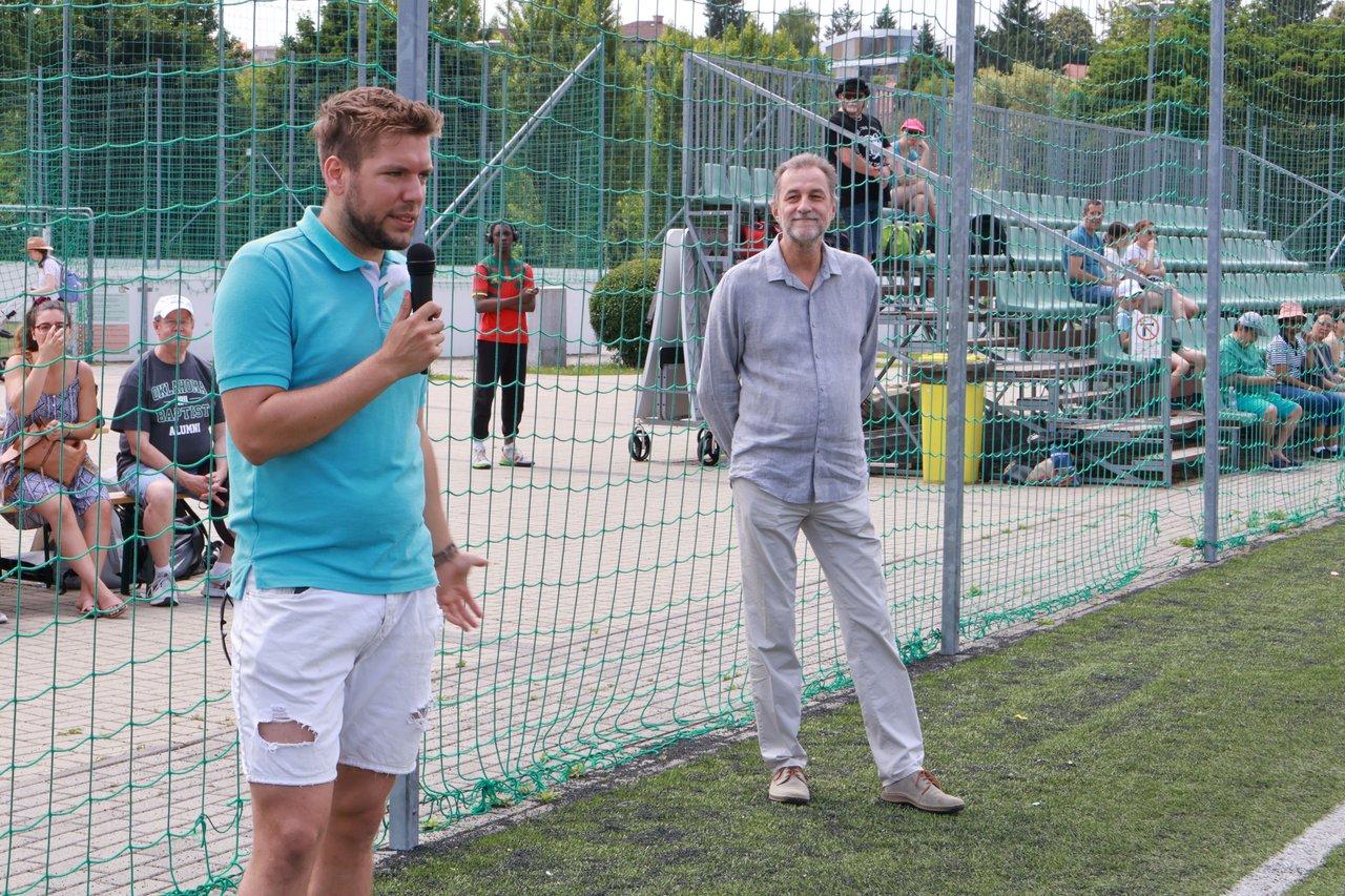 Kántor Barnabás szervező és Papp János a Magyarországi Baptista Egyház elnöke. XX. BIOLK Futballkupa 2024 - Fotó: BIOLK szervezők