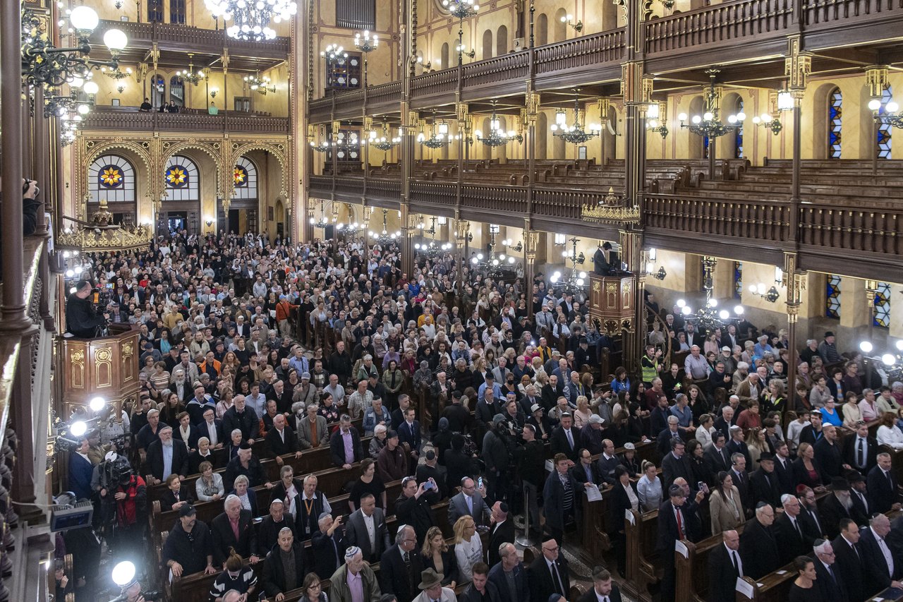 Szolidaritási istentisztelet a Dohány utcai zsinagógában a Hamász által megtámadott Izraelért 2023. 10.11. Fotó: MTI/Szigetváry Zsolt