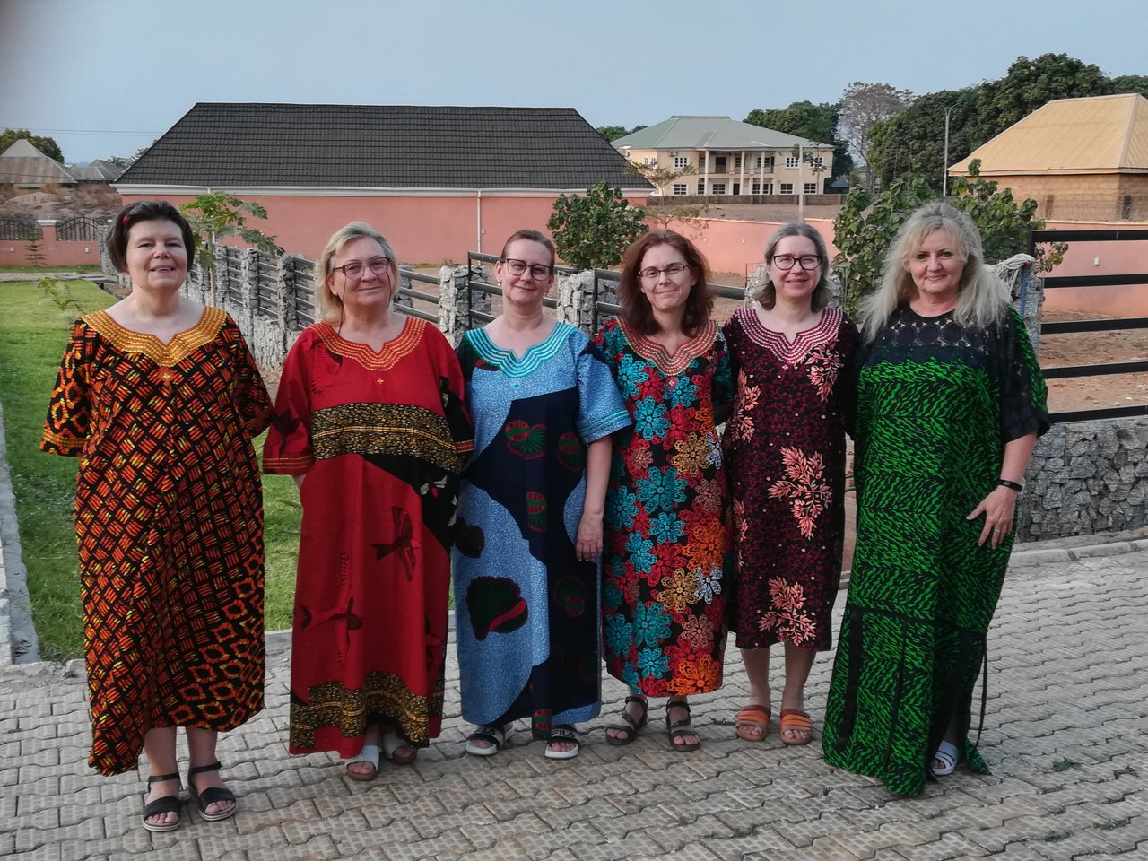 Nigériai misszió, Farkas Edina, az orvos-nővér csapat nigériai viseletben (f.Farkas Edina)