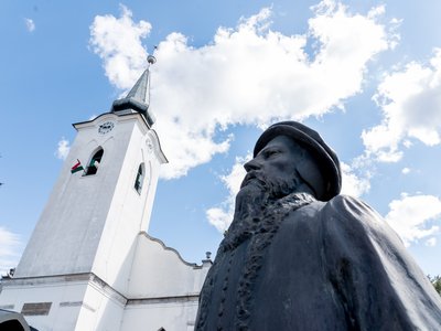 veresegyházi református templom, Kálvin szobor - Fotó: Bazánth Ivola