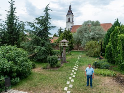 Sáropataki Református Kollégium, bibliai kert, Egresi Gábor múzeumigazgató, lelkész, Zelenka Attila fotója