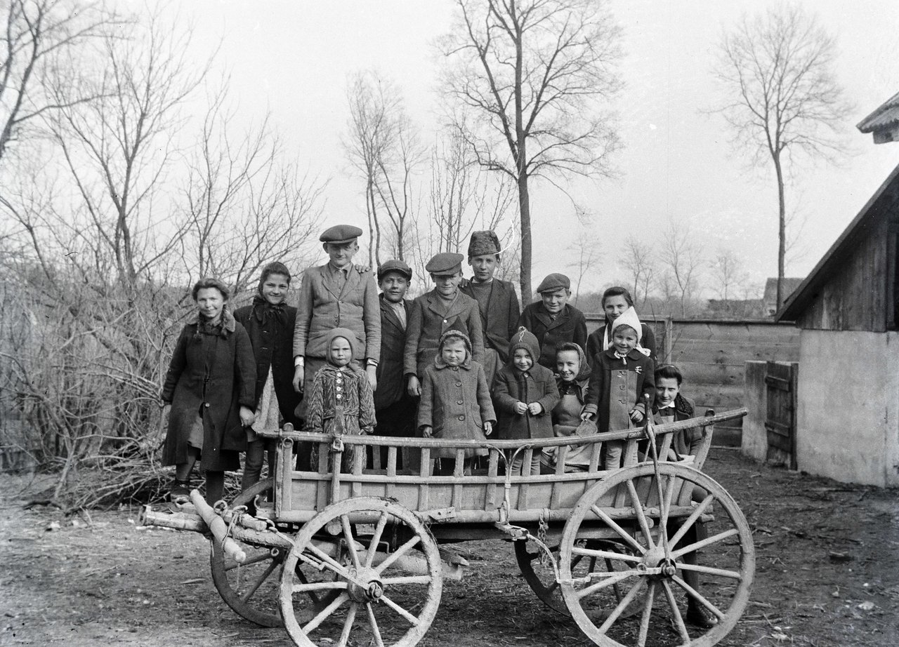 Falusi gyerekek 1953 Fotó:  Fortepan/ Ladinek Viktor