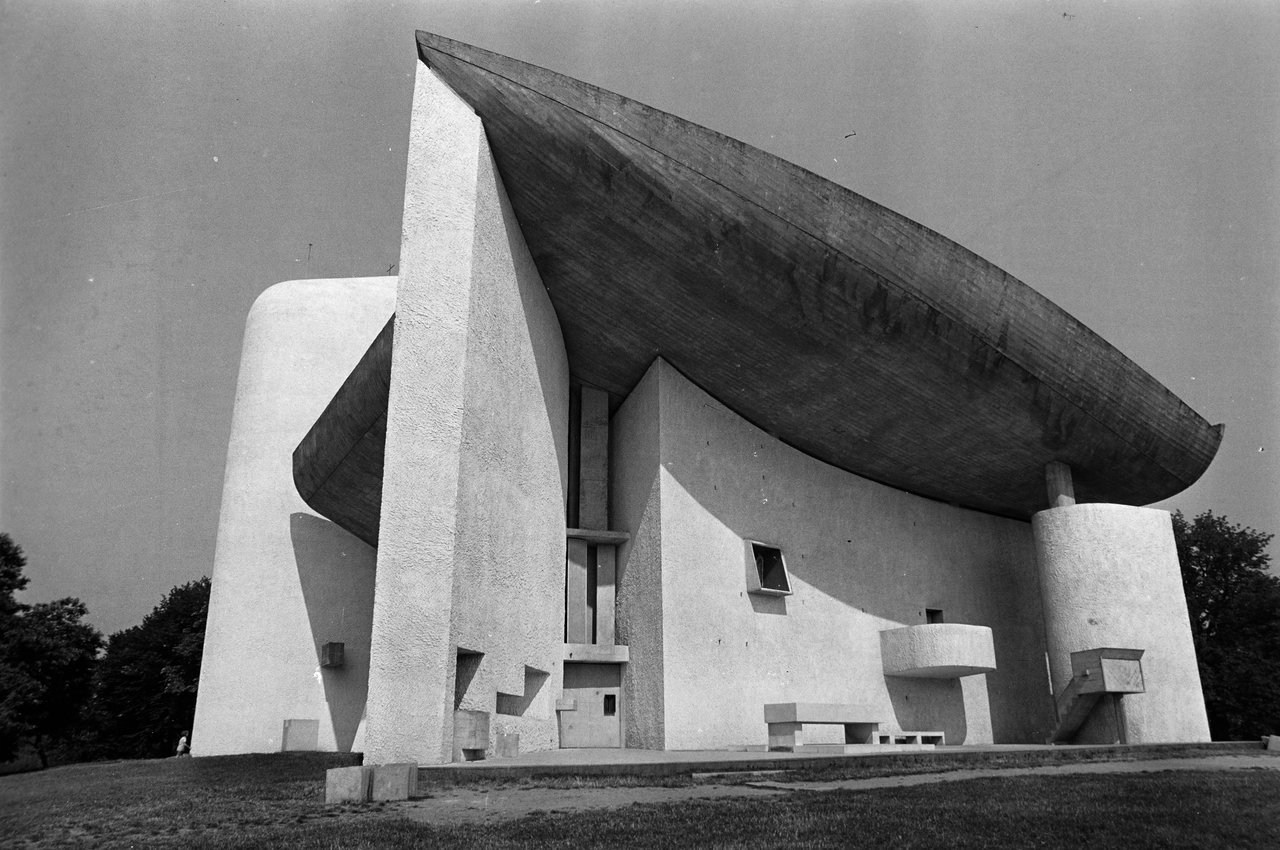 Franciaország, Ronchamp – a Le Corbusier tervei alapján épített Magasságos Miaszszonyunk Temploma (Chapelle Notre-Dame-du-Haut de Ronchamp). Fotó: Fortepan, Gyulai Gaál Krisztián