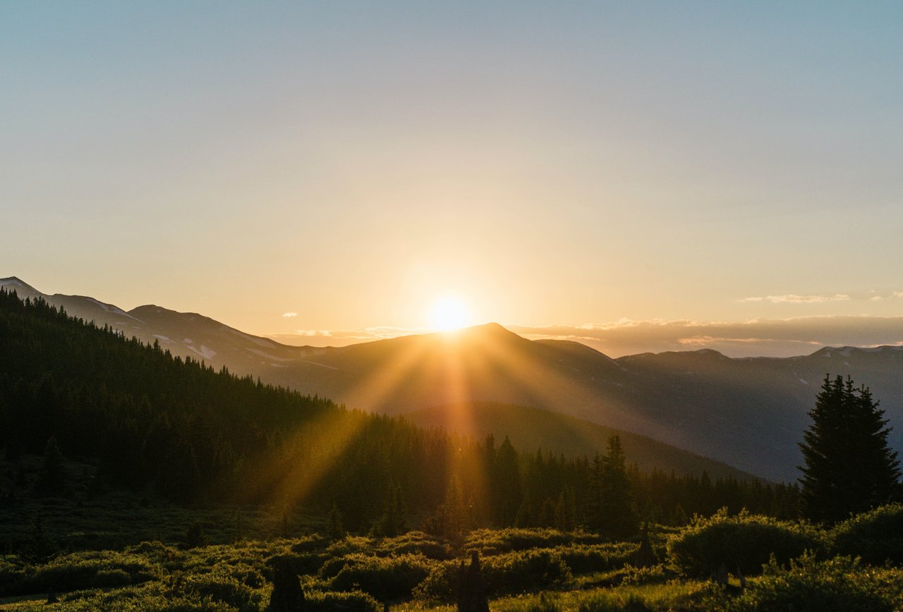 Napkelte. Fény, reggel, sötétség, világosság. Fotó: Unsplash/Lucas lLudwig