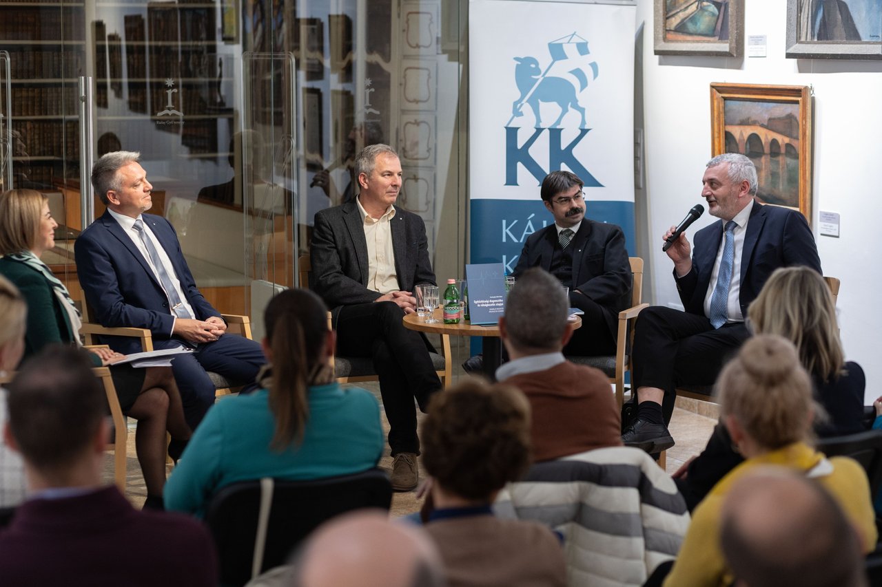 Literáty Zoltán. Esztergály Előd könyvbemutatója 205. november 5 - Fotó: Hurta Hajnalka