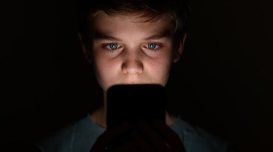 kisgyerek telefonnal