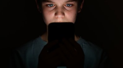 kisgyerek telefonnal