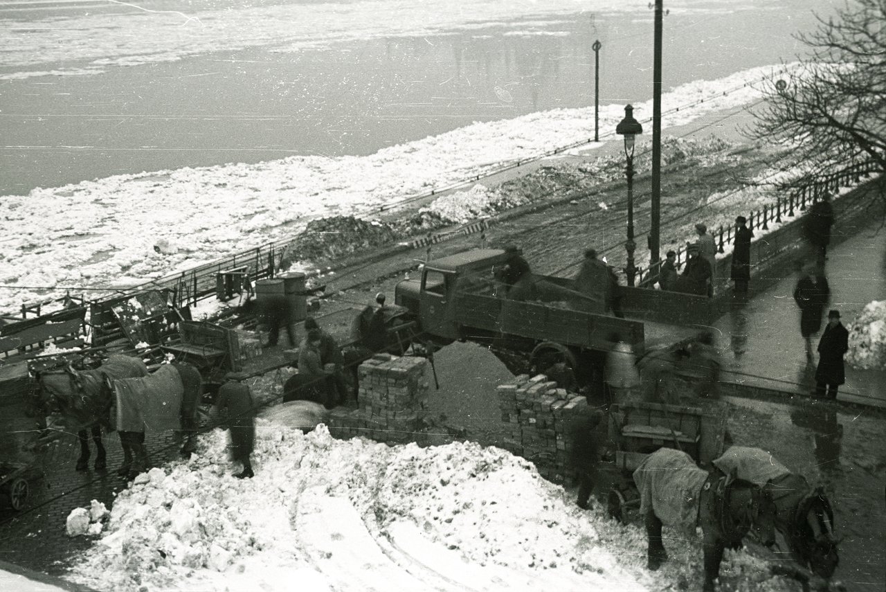 Lehajtó a pesti alsó rakpartra az Újpesti rakpartról a Jászai Mari (Rudolf trónörökös) térnél. 1940 Fotó: Fortepan/ Pálfi András