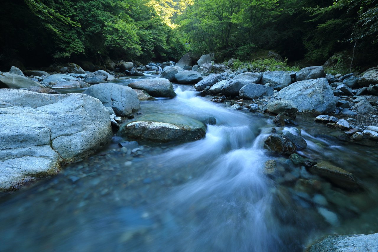 A víz utat tör. patak , természet Fotó: Unsplash/kazuend